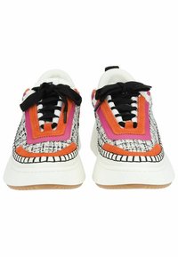 Sneaker colorati con tomaia in tessuto a fantasia nei toni del rosa, arancione e nero, suola intermedia bianca e lacci neri.