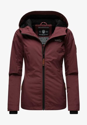 Bordeauxkleurige geïsoleerde jack met een zwart gevoerde capuchon, ritssluiting en zijzakken. Bevat een logo op de borst en leren accenten op de ritsen.