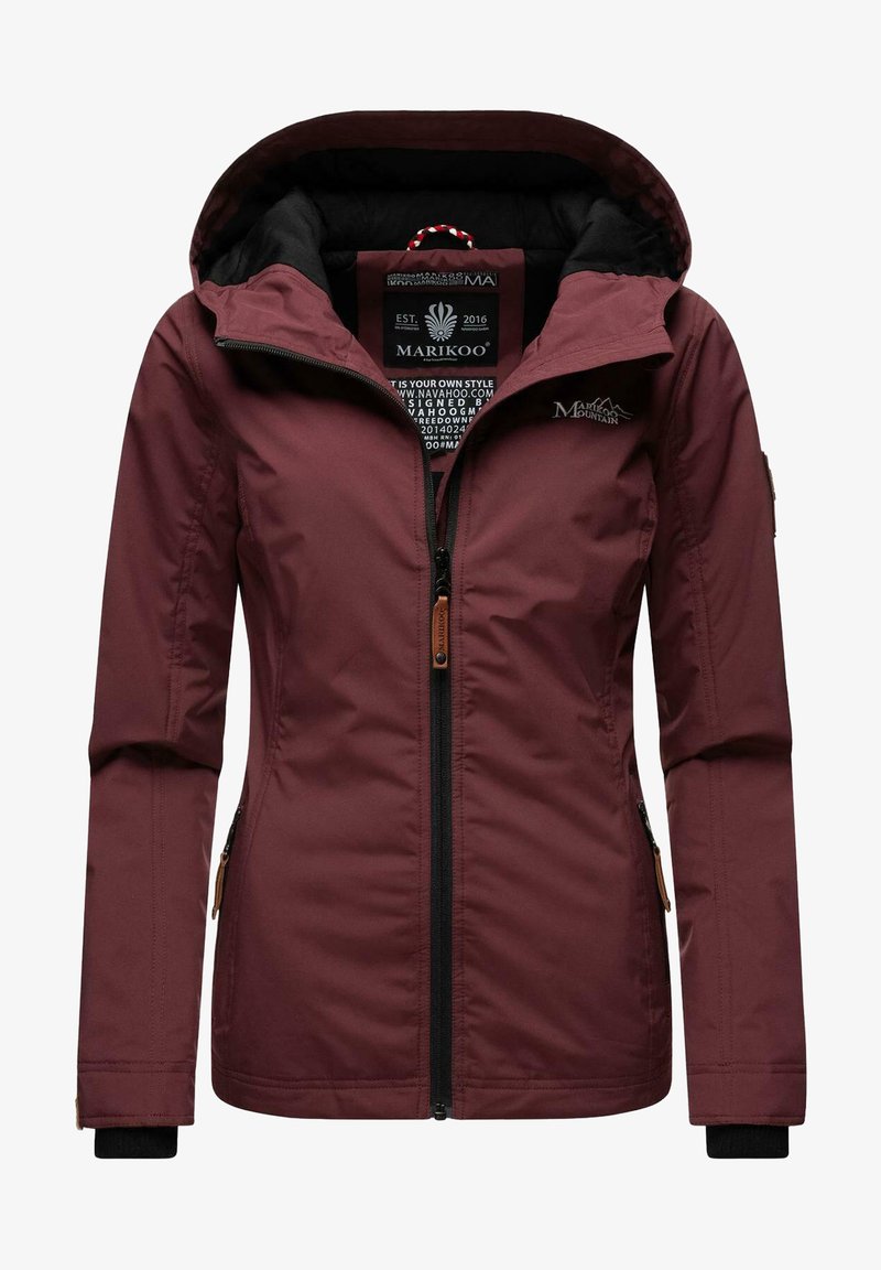 Burgundska izolirana jakna s črno podloženo kapuco, zadrgo in stranskimi žepe. Ima logotip na prsih in usnjene detajle na zadrgah.