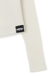 Rippensweaterärmel in Creme mit einem schwarzen gewebten Etikett, das "WKND" in weißem Text zeigt; weicher Stoff, figurbetontes Design und lange Ärmel.