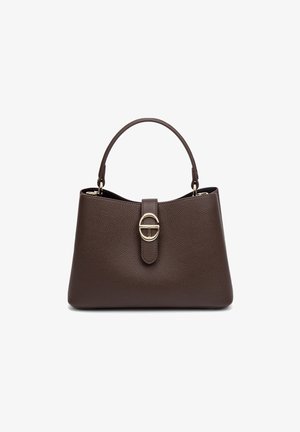 Sac à main en cuir marron avec une finition texturée, une poignée ronde en haut, une sangle avant avec un matériel doré circulaire, et une silhouette structurée.