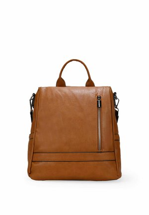 Aniada mochila con solapa y detalles metálicos