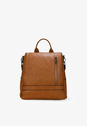 Aniada mochila con solapa y detalles metálicos Aniada mochila con solapa y detalles metálicos