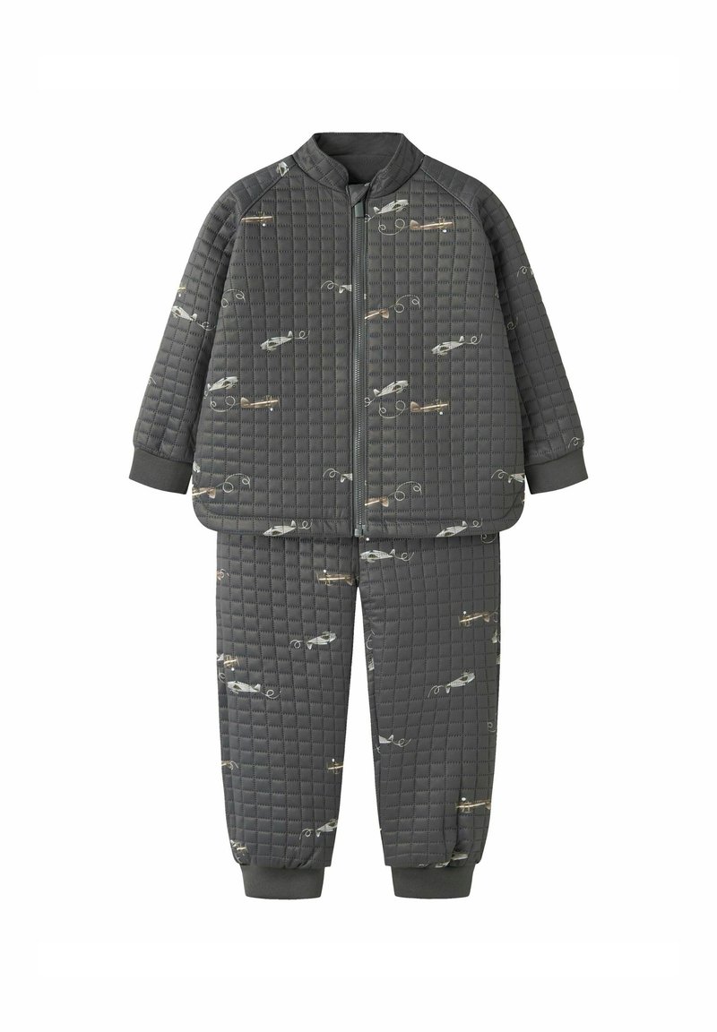Completo sportivo grigio trapuntato con giacca con zip e polsini elasticizzati, caratterizzato da un motivo aereo ripetuto e una texture liscia in tutto il capo.