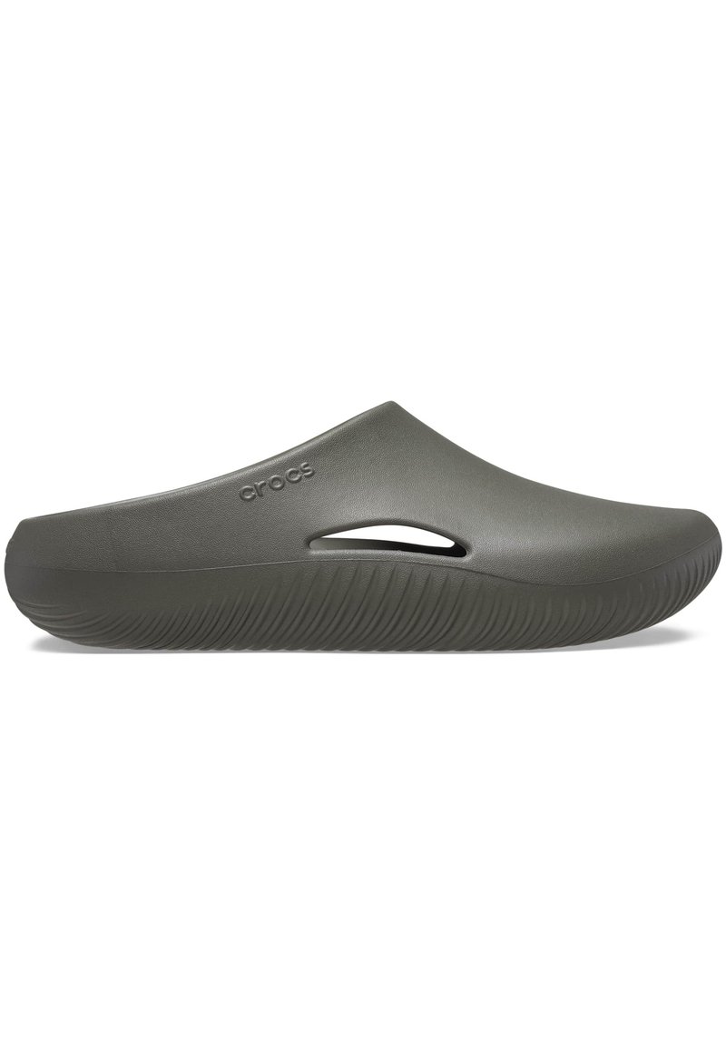 Dunkelgrüne Crocs Clogs aus leichtem Material mit einer glatten Oberfläche, einem dezenten Logo und einer strukturierten, geriffelten Sohle für besseren Halt.