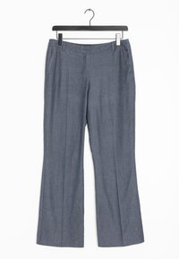 Pantaloni grigi a gamba dritta realizzati in un morbido materiale tessuto. Presentano tasche anteriori e dettagli di cucitura discreti lungo le cuciture.