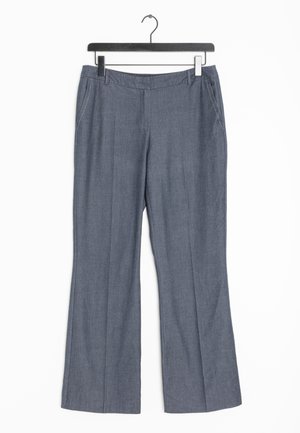 Pantaloni grigi a gamba dritta realizzati in un morbido materiale tessuto. Presentano tasche anteriori e dettagli di cucitura discreti lungo le cuciture.
