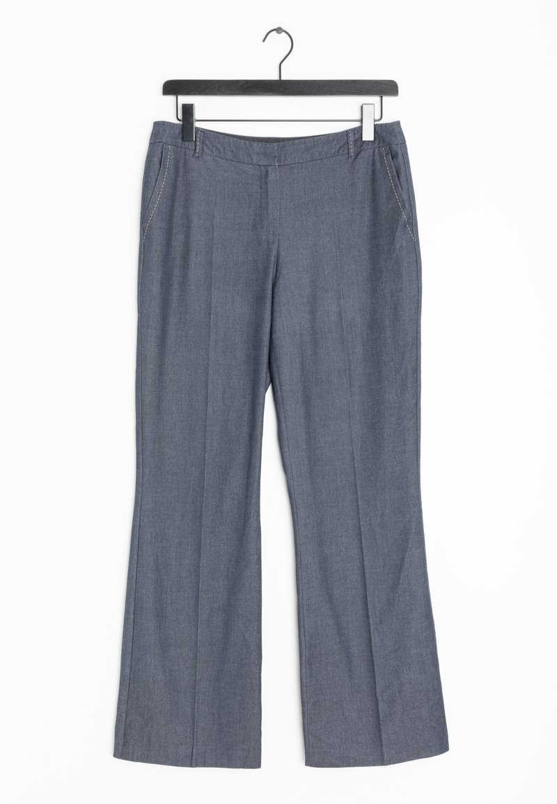Pantaloni grigi a gamba dritta realizzati in un morbido materiale tessuto. Presentano tasche anteriori e dettagli di cucitura discreti lungo le cuciture.