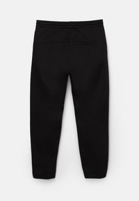 Zwarte joggingsbroek met een gladde textuur, elastische tailleband en een achterzak. Tapered leg ontwerp met strakke boorden bij de enkels.