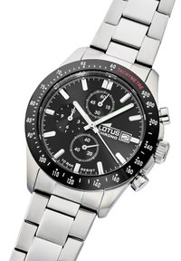 Montre chronographe en acier inoxydable avec un cadran noir, des index blancs et des sous-cadrans. Équipée d'une lunette tachymétrique et d'un bracelet en argent audacieux.
