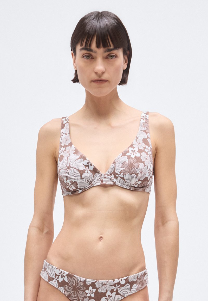 Conjunto de bikini castanho com padrão floral, apresentando um top triangular com alças largas e uma parte inferior combinando de cintura baixa. Textura de tecido suave.