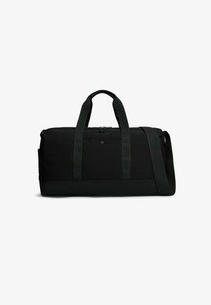 Zwarte rechthoekige duffeltas met dubbele draaggrepen, voorvak met drukknop, ritssluiting aan de bovenkant en verstelbare schouderriem.