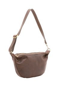 Borsa a spalla in vera pelle marrone con una texture morbida, forma curva e chiusura con zip color oro. Presenta una tracolla regolabile ampia.