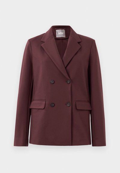 Dubultā krusta tumši bordo žaketē ar griezumiem, četriem pogām un kabatām ar atloku uz vienkārša balta fona.