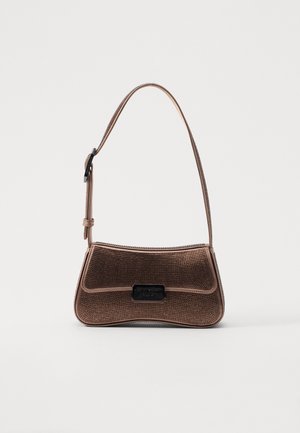 Borsa a tracolla intrecciata marrone con una forma curvata, caratterizzata da un accento logo nero e una sottile tracolla. Dettaglio della superficie testurizzata.