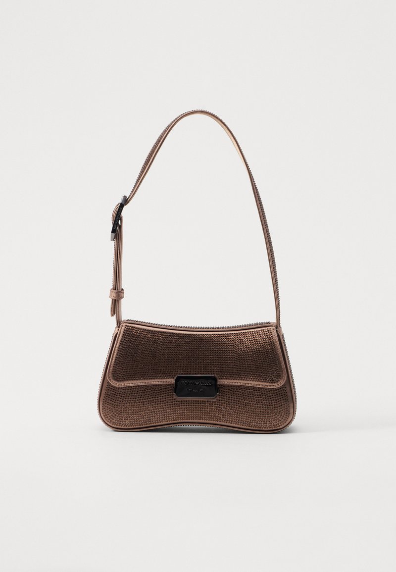 Brun vævet taske med en buet form, der har en sort logo-detalje og en tynd skulderrem. Teksturering på overfladen.