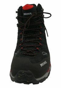 Botas de senderismo negras con acentos rojos, parte superior de malla y cordones negros. Presentan una lengüeta acolchada, una punta reforzada y una suela de goma texturizada.
