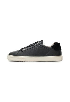 Czarny skórzany niski sneaker z białą gumową podeszwą, z przodu sznurowany i czarną zamszową łatką na pięcie, pokazany z boku na białym tle.