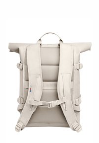 Lys grå rulletop rygsæk med mesh bagpanel, justerbare polstrede stropper og side spænder til sikker lukning.