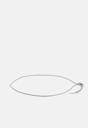 Srebrna kovinska veriga z gladko površino, z zanko in s podrobnostjo vozla za nastavljivo dolžino.