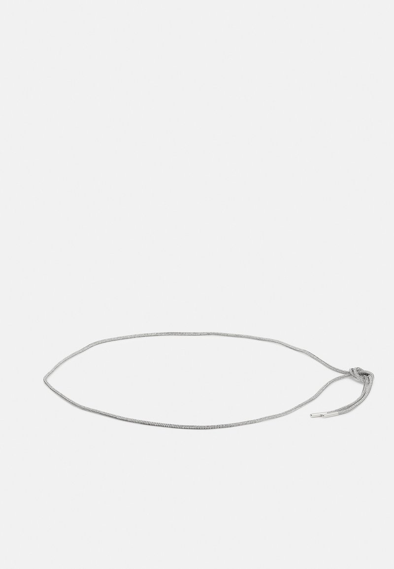 Sølvmetallkjede med en glatt overflate, med et løkkedesign og en knutedetalj for justerbar lengde.