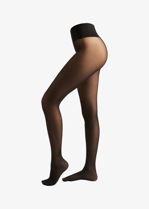Gennemsigtige sorte strømpebukser med en glat overflade og en bred sort talje, der fremhæver benet fra hofte til ankel og understreger formen.