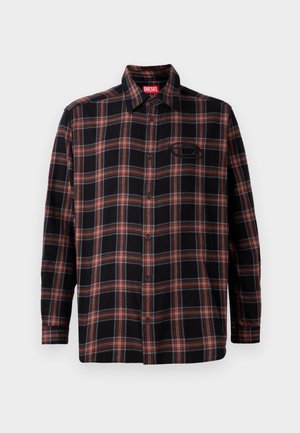 Musta ja punainen ruudullinen paita, jossa on napillinen etuosa, pitkät hihat ja etiketti kauluksessa. Sisältää kontrastiväriset tikkausompeleet ja rintataskun.