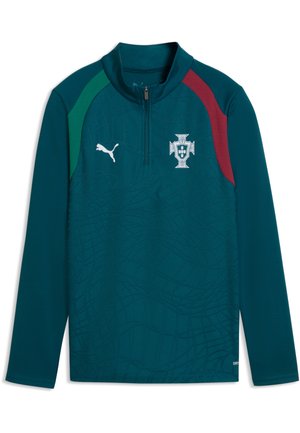 Dunkelgrünes Sportoberteil mit langem Arm und halbem Reißverschluss, grüne und rote Akzente auf den Schultern, Puma-Logo auf der rechten Brust, Fußballwappen von Portugal auf der linken Brust.