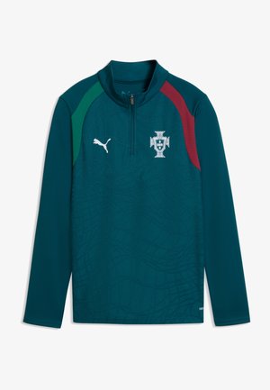 Mørk grønblåt langærmet sportstop med halv lynlås, grønne og røde skulderdetaljer, Puma-logo på højre bryst og Portugals fodboldemblem på venstre bryst.