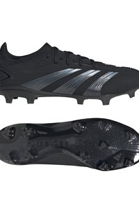 Scarpe da calcio nere con tomaia testurizzata, caratterizzate da tre strisce argento prominenti e una suola nera stampata con più tacchetti per la trazione.