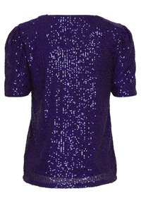 Lila kortärmad topp täckt med paljetter, med rund halsringning och rynkdetalj vid axlarna, samt en slät, texturerad yta.