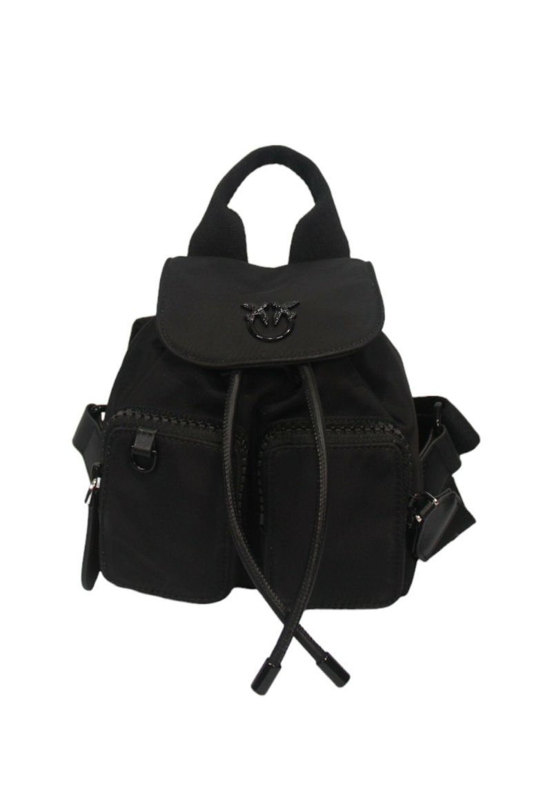 Schwarzer kleiner Rucksack mit zwei vorderen Reißverschlusstaschen, Kordelzugverschluss, oberem Klappdeckel mit Vogelemblem und gepolsterten Schultergurten.