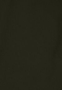 Tela de color verde oscuro, textura suave, superficie uniforme con un ligero brillo. No hay patrones ni acentos visibles.