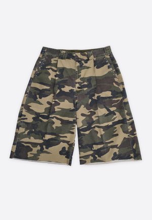 Kniehohe Shorts mit Camouflage-Muster, Gürtelschlaufen, vorderen Falten und Seitentaschen vor weißem Hintergrund.