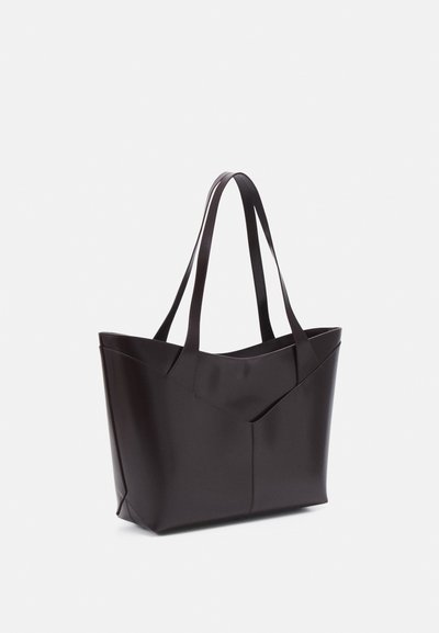 Borsa a tracolla nera realizzata in materiale sintetico liscio, con una forma strutturata, spallacci sottili e un design geometrico.