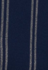 Marinblått tyg med vertikala vita ränder, med en mjuk textur och en slät yta. Ränderna är jämnt fördelade och parvis.