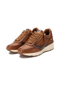Zapatillas de cuero marrón con una mezcla de paneles texturizados y lisos, que cuentan con un diseño de cordones, un zipper lateral y una suela blanca acolchada.
