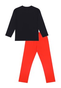 Schwarzes Langarmshirt und rote Leggings. Das Shirt hat einen Rundhalsausschnitt; die Leggings verfügen über einen elastischen Bund. Glatter Stoff. 