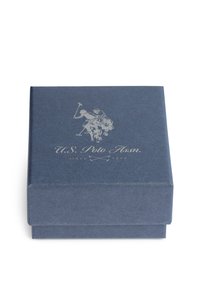 Scatola regalo in cartone blu navy con una superficie liscia, caratterizzata da un logo argento di un giocatore di polo e dal testo "U.S. Polo Assn. Dal 1890."