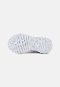 Λευκή σόλα αθλητικών παπουτσιών από καουτσούκ με υφή, που διαθέτει πολυκατεύθυνση ανάγλυφο σχέδιο και διάτρητες περιοχές για αναπνοή και πρόσφυση.