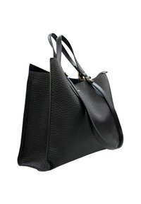 Borsa tote nera in pelle con superficie texturizzata, doppi manici superiori e accenti in hardware dorato. Presenta una forma strutturata e un design con apertura superiore.