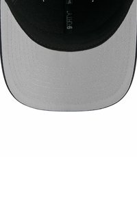 Casquette noire et grise avec une visière plate, dotée d'un tissu texturé et de finitions brodées. Logo visible sur la bande intérieure.