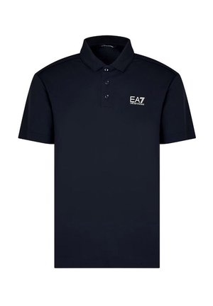Polo shirt blu navy con colletto a costine, placket a tre bottoni e logo EA7 sulla parte sinistra del petto. Tessuto liscio con maniche corte.