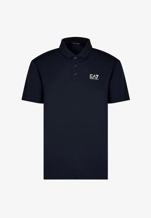 Polo shirt blu navy con colletto a costine, placket a tre bottoni e logo EA7 sulla parte sinistra del petto. Tessuto liscio con maniche corte.