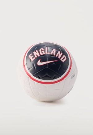 Futbalová lopta s bielymi a čiernymi panelmi, červenými akcentmi, slovom „ENGLAND“ a červeným logom Nike swoosh na čiernom paneli.