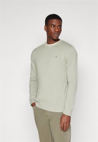 Tommy Jeans - SLIM ESSENTIAL LIGHT SWEATER - Pulover - faded willow Miniaturna slika 1