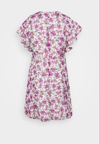 Robe blanche longueur genou avec imprimé floral rose et violet, manches volantées et taille froncée, vue de dos.