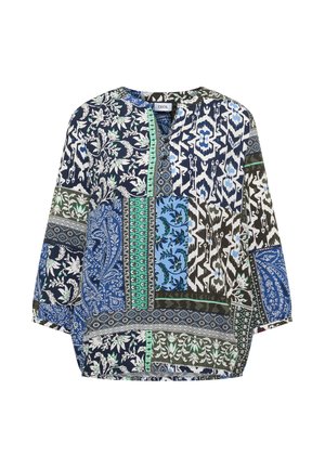 Blusa a maniche lunghe con motivi patchwork floreali e geometrici misti nei colori blu, verde, nero e bianco, scollo tondo e vestibilità ampia.