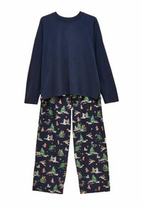 Tume sinine pikkade käistega topp, millele on sobitatud mustrilised öösärgid, millel on talveteemalised illustreeritud puud ja lumefiguurid tumedal taustal.