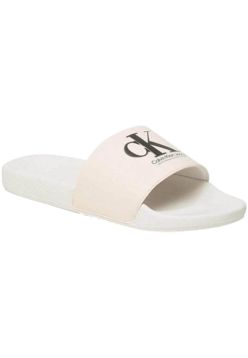 Chanclas de Calvin Klein en rosa pálido con una tira ancha que presenta un logo negro. La suela es blanca y está hecha de un material suave.